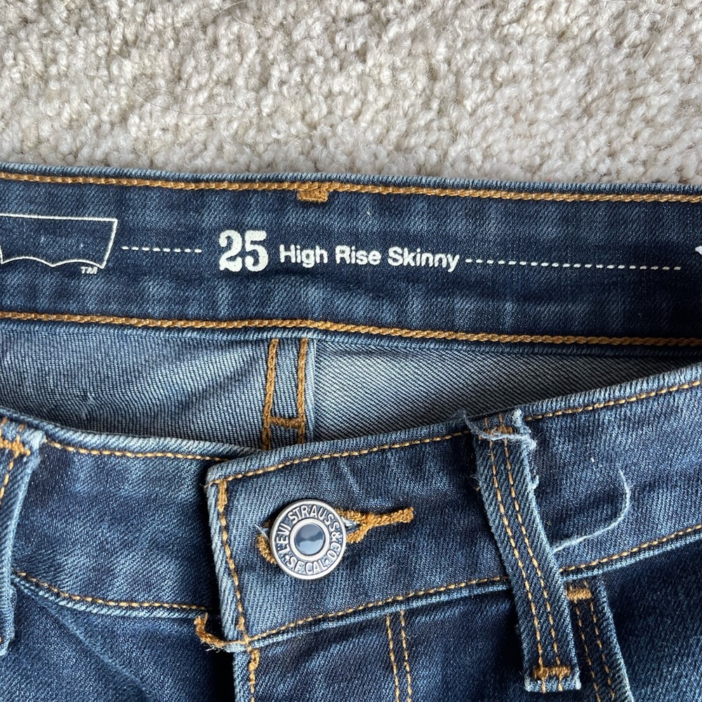 Levi’s Women’s High Rise Skinny Jeans Dark Wash size 25 L 32